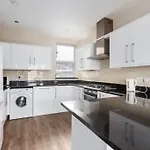 Vibrant And Cozy London Apartment